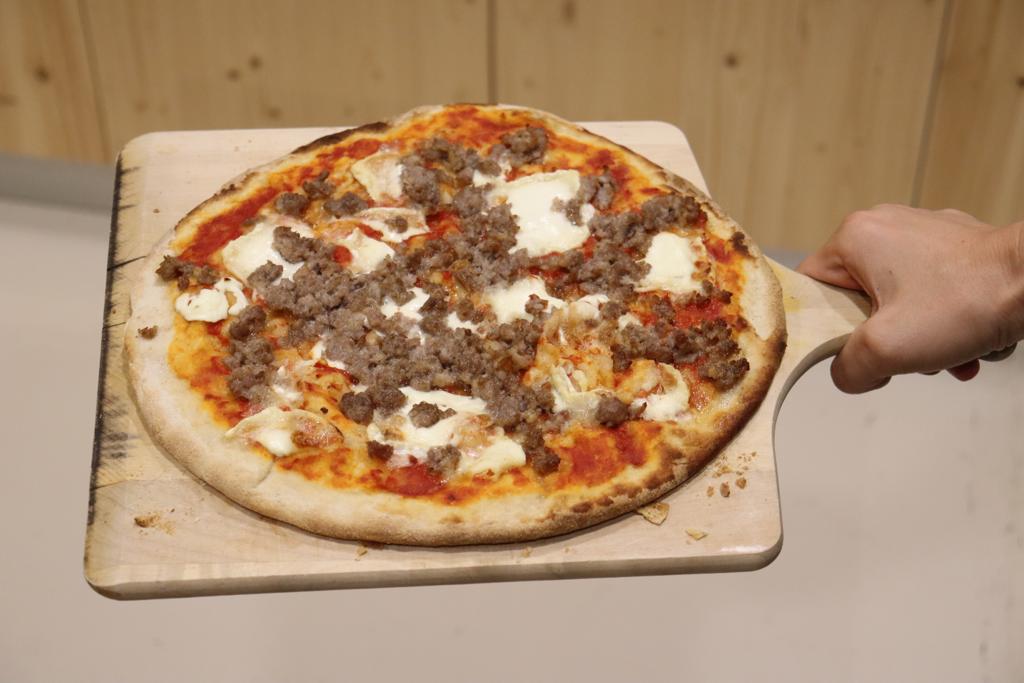 Pizza de botifarra ecològica i formatge
